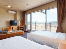 【洋室ツイン】開放的な景色が広がり、明るいお部屋です。