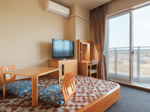 【洋室ツイン】小上がりもあり、スリッパを脱いで寛げます♪