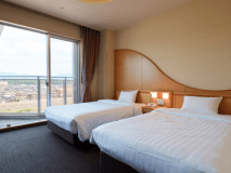 【洋室ツイン】開放的な景色が広がり、明るいお部屋です。