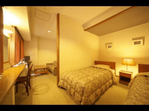 洋室Bのお部屋はツインベッド＋エキストラベッド1の定員3名様のお部屋です。ユニットバストイレ付。