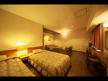 洋室Aのお部屋はツインベッド＋エキストラベッド2の定員4名様のお部屋です。ユニットバストイレ付。