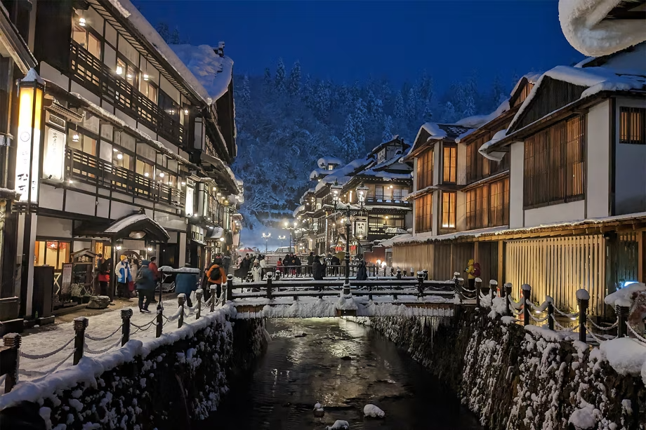 冬の銀山温泉街 冬の銀山温泉街