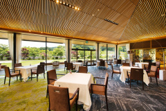 【レストラン　ヴェルナタール】大きな窓からは四季折々の景観を存分に堪能いただけます。