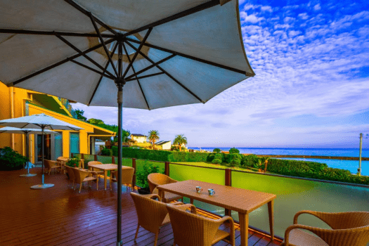 青い空と海を独り占めするオープンテラス