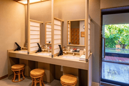 充実したアメニティを設置したパウダールーム（脱衣場）