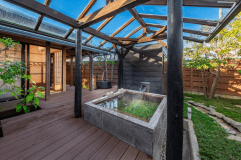 温泉露天風呂とサウナで整ったあとは、個室でまったりリラックスタイム