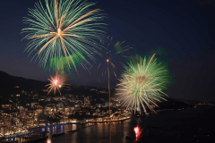 【熱海海上花火大会】熱海ならではの「大空中ナイアガラ」！送迎・観覧席付き