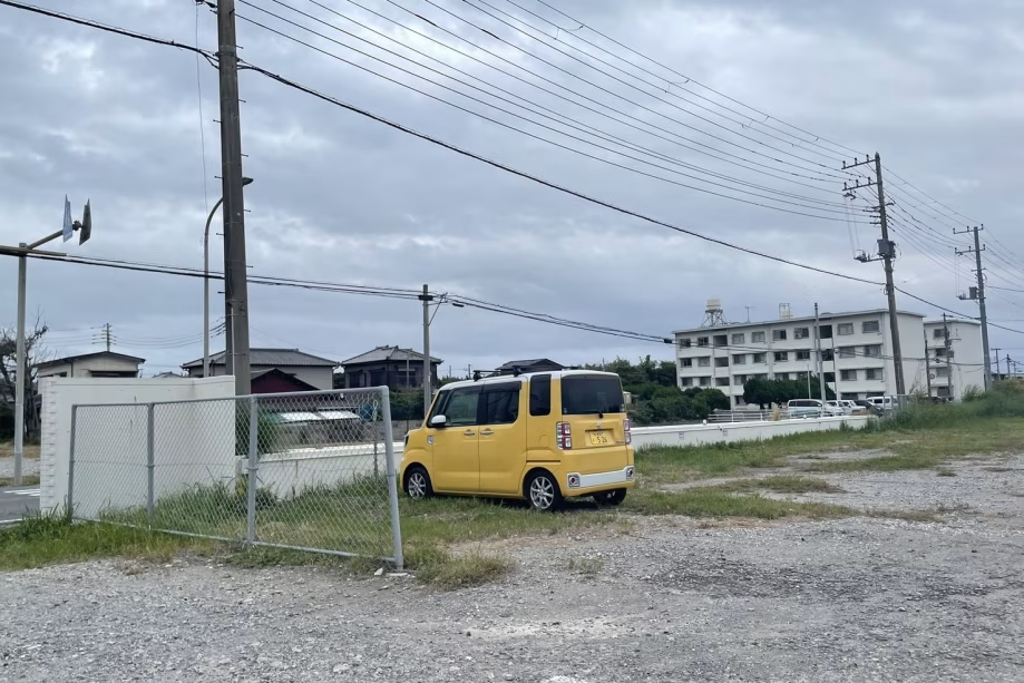 車中泊場所。道沿いの壁際です。