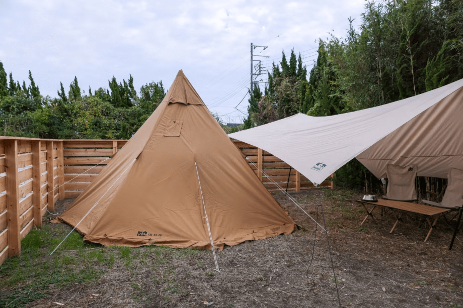 【DOG CAMP SITE 柵付きドッグラン持ち込み・電源なしプラン】自分のキャンプギアで楽しむ柵付きプライベートサイト