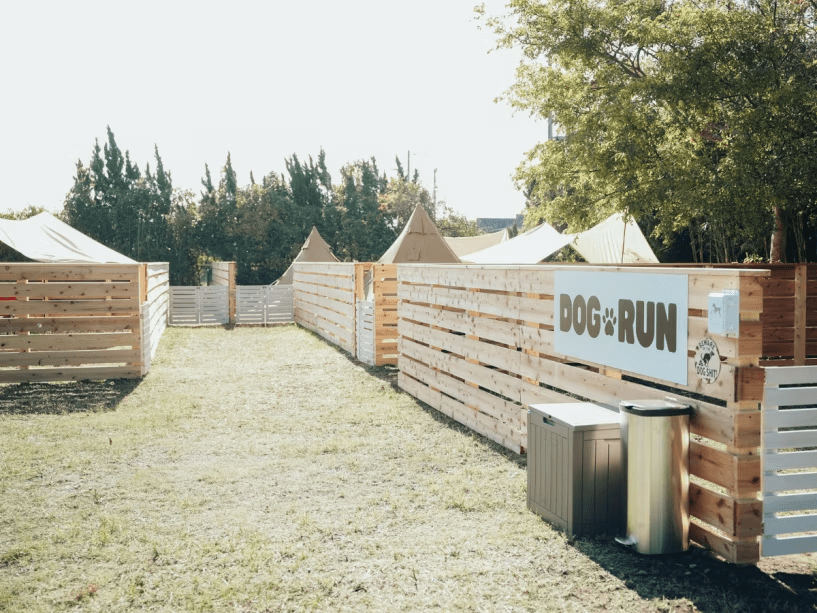 【DOG CAMP SITE 柵付きドッグラン持ち込み・電源なしプラン】自分のキャンプギアで楽しむ柵付きプライベートサイト