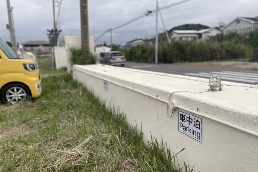 車中泊場所。道沿いの壁際です。
