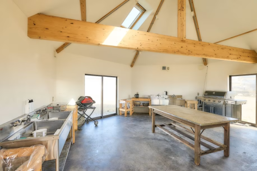 炊事棟内にある電子レンジやお湯沸かしも使用できます。