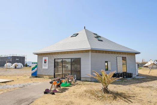 管理棟。裏手にトイレとシャワー室があります。