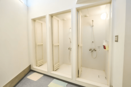 清潔なシャワー室がご利用いただけます。