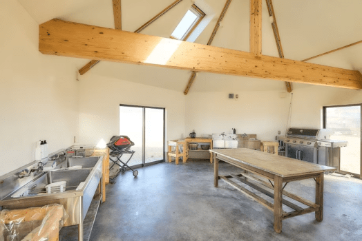 炊事棟では電子レンジやお湯沸かしも使用可能。