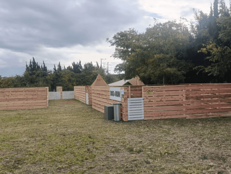 【DOG CAMP SITE 柵付きドッグラン持ち込み・電源なしプラン】自分のキャンプギアで楽しむ柵付きプライベートサイト