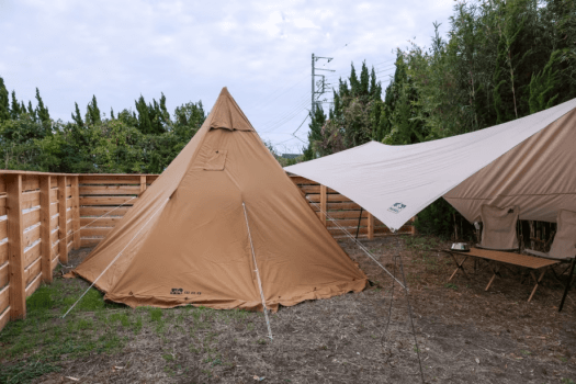 【DOG CAMP SITE 柵付きドッグラン持ち込み・電源なしプラン】自分のキャンプギアで楽しむ柵付きプライベートサイト