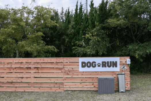 【DOG CAMP SITE 柵付きドッグラン持ち込み・電源なしプラン】自分のキャンプギアで楽しむ柵付きプライベートサイト