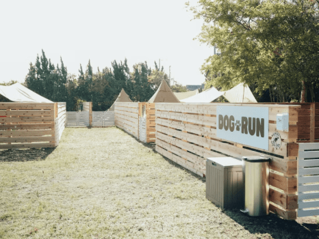 【DOG CAMP SITE 柵付きドッグラン持ち込み・電源なしプラン】自分のキャンプギアで楽しむ柵付きプライベートサイト