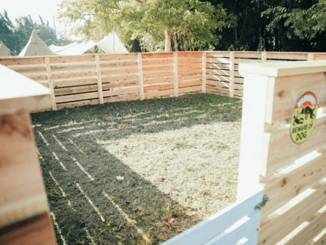 【DOG CAMP SITE 柵付きドッグラン持ち込み・電源なしプラン】自分のキャンプギアで楽しむ柵付きプライベートサイト