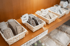 アメニティバー（女性用に化粧水、乳液、メイク落とし、洗顔料などご用意しております）