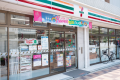 ホテル1階にコンビニあり。エントランスを出て徒歩5秒！