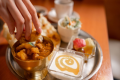 (朝食カレーセット)本日のおすすめカレー、ナン、サラダ、ヨーグルト、ドリンクが付きます。