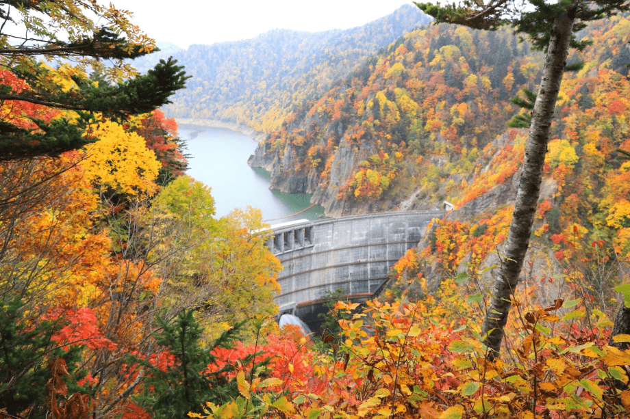 【豊平峡ダム】ダム湖百選にも選ばれ、水面に映る山々が美しい、日本有数の紅葉名所・豊平峡ダム 【豊平峡ダム】ダム湖百選にも選ばれ、水面に映る山々が美しい、日本有数の紅葉名所・豊平峡ダム