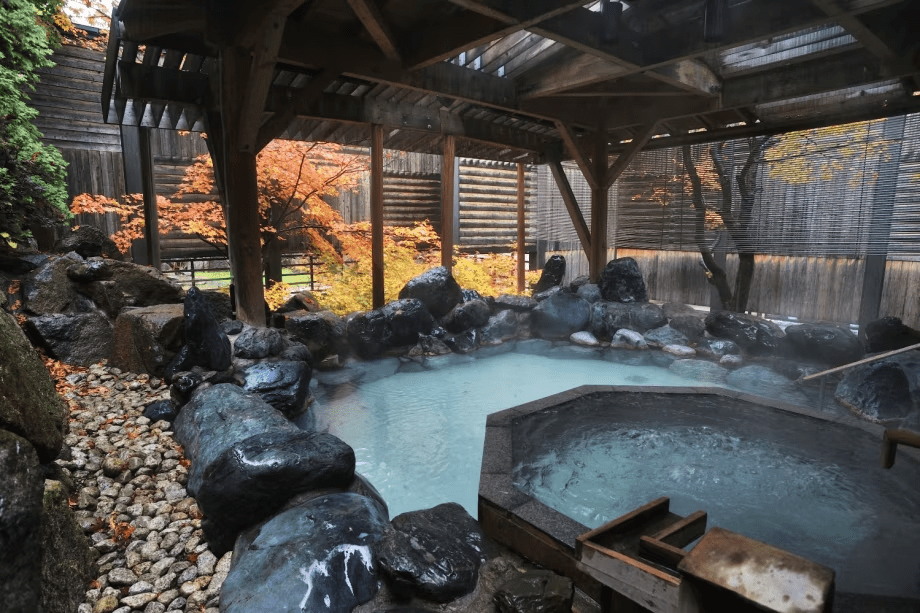 【大浴場 もみじ湯】日本庭園の中にたたずむ、ジャグジーを完備した花もみじを象徴する露天風呂 【大浴場 もみじ湯】日本庭園の中にたたずむ、ジャグジーを完備した花もみじを象徴する露天風呂