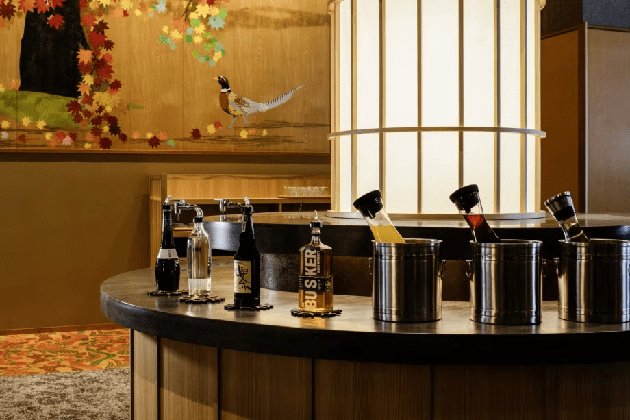 【ロビー】お酒やソフトドリンクを自由に愉しむフリーフロー。お好みのグラスを片手に、贅沢なひとときを。