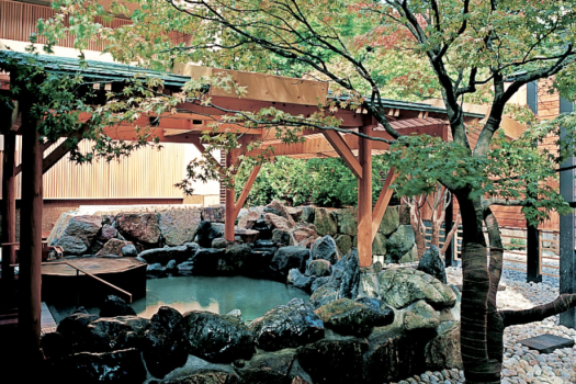 【2F もみじ湯／露天風呂】庭園の中にたたずむ、ジャグジーを完備した露天風呂