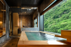 【uraraプレミアスイート】定山渓の山々を一望できる、掛け流しの展望風呂(加水あり) 【uraraプレミアスイート】定山渓の山々を一望できる、掛け流しの展望風呂(加水あり)