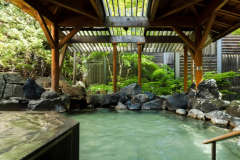 【大浴場 もみじ湯】日本庭園の中にたたずむ、ジャグジーを完備した花もみじを象徴する露天風呂