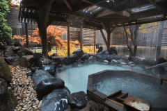 【大浴場 もみじ湯】日本庭園の中にたたずむ、ジャグジーを完備した花もみじを象徴する露天風呂