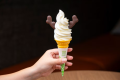 【鹿のソフトクリーム】鹿の角に見立てたチョコを飾り付けた、伊達市bocca直送の名物ソフト