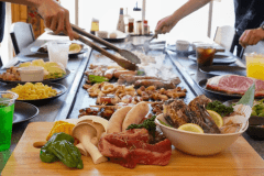 【席時間18:30～21:00】キャビンエリア鉄板BBQ　2Fテーブル席（定員8名）ペット不可