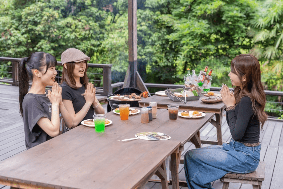 友人同士でBBQの食卓を囲む滞在イメージ