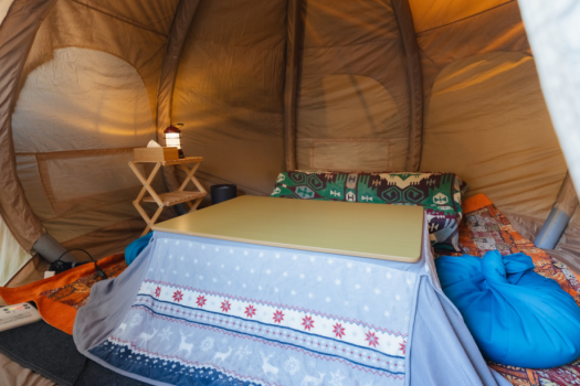 テントの中はあったかこたつ仕様。ボードゲーム無料貸出あり！