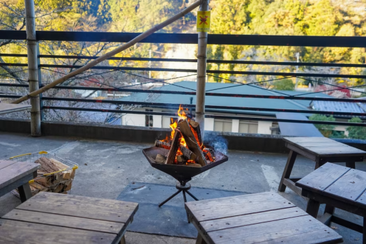 キャンピングタワー屋上：焚き火エリア