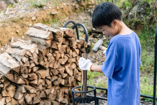 子どもでも簡単！専用の「薪割りクラッカー」を使った薪割り体験