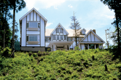 【外観一例】只今、コロナ対策として、一棟貸し・貸別荘として営業中！宿のすぐ近くに「霧降の滝」があります。