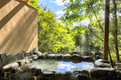 【露天風呂一例】風情ある岩造りの温泉露天風呂。マイクロバブル機能付♪