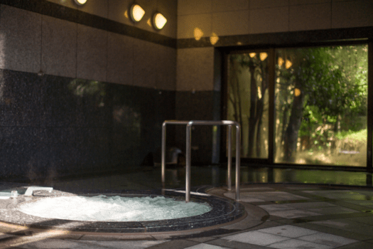 大浴場内風呂。露天風呂もございます。