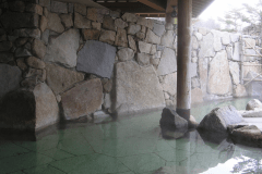 ●【露天風呂】開放的な露天風呂。風を感じながら温泉浴を満喫。