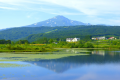 鳥海グリーンライン（市道猿倉花立線）から望む夏の鳥海山