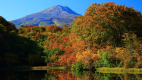 【秋・紅葉の善神沼から見た鳥海山】水面に映る逆さ紅葉もお楽しみの一つ