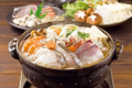 当館近くの宮津漁港で水揚げされた冬季限定の新鮮な魚を使用した海鮮鍋。
海の幸をギュッと凝縮したお鍋は、「寒い冬に1年に1度は食べたくなる♪」と言ってくださるピーターのお客様も多く、当館人気コースの1つです。