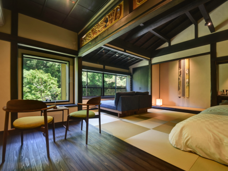 *【梟の間】高い天井と伝統様式美の調和