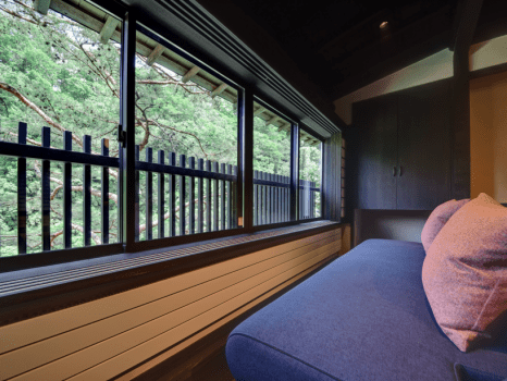 *【ムササビの間】窓辺のソファで渓谷に包まれる