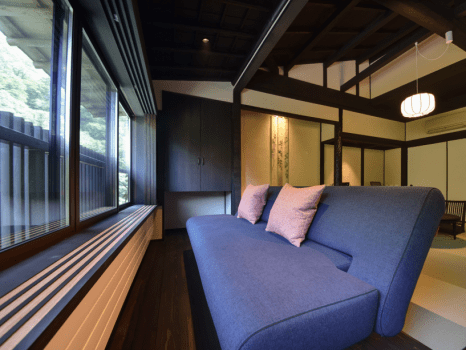 *【ムササビの間】窓辺のソファで渓谷に包まれる